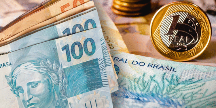 Notas de dinheiro e moedas brasileiras representando taxas de juros variadas em empréstimos