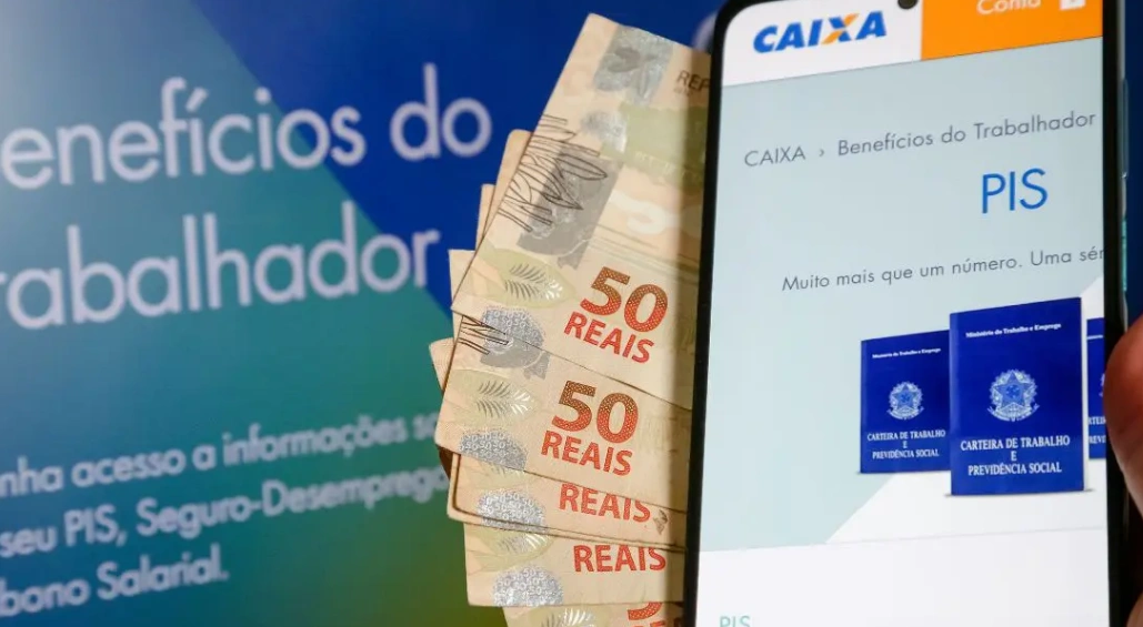 Notas de 50 reais e celular mostrando site da Caixa sobre benefícios do trabalhador PIS/Pasep.