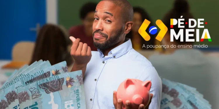 Homem segurando cofrinho e notas de 100 reais, simbolizando economia para o ensino médio.