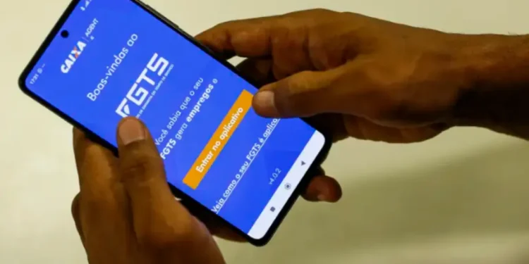 Pessoa utilizando aplicativo do FGTS em smartphone