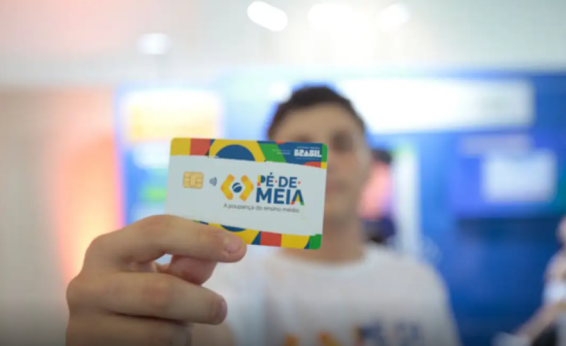 Cartão do programa Pé de Meia 2025, uma iniciativa de poupança voltada para jovens com novas regras e benefícios aumentados.