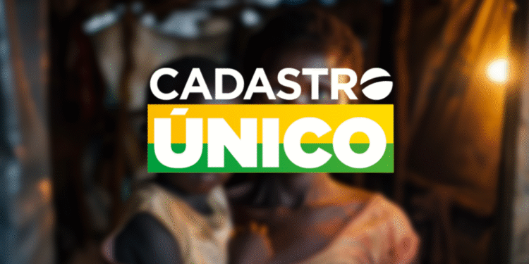 Imagem com o logotipo do Cadastro Único, sobre uma fotografia de uma mulher e criança em uma comunidade, abordando os direitos garantidos por este programa.