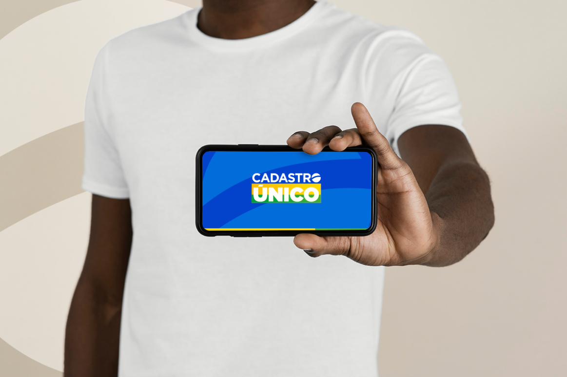 Imagem do logo do Cadastro Único exibido em um smartphone, destacando os direitos garantidos por esse programa social.