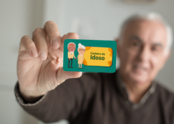 Imagem de um idoso segurando a Carteira do Idoso 2025, destacando os novos benefícios e acessibilidade para viagens gratuitas.