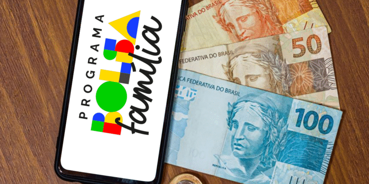 Celular exibindo o logo do Programa Bolsa Família junto a cédulas de R$20, R$50 e R$100.