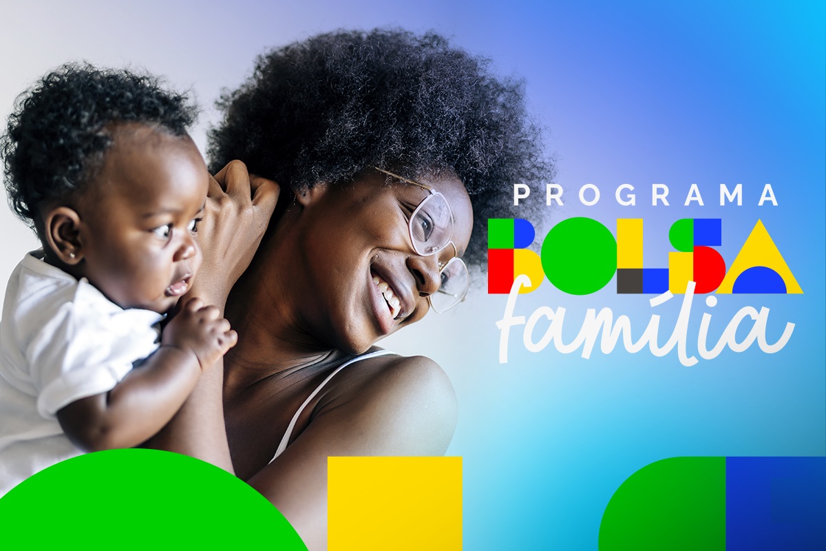 Mãe sorridente com seu bebê no colo, ao lado do logotipo colorido do Programa Bolsa Família.
