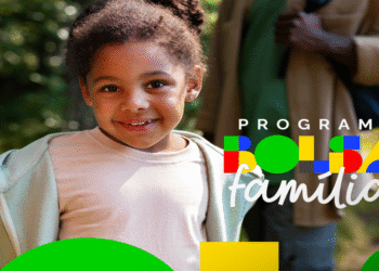 Criança sorridente ao ar livre com o logotipo do Bolsa Família, representando o anúncio da antecipação de pagamento para milhares de beneficiários.