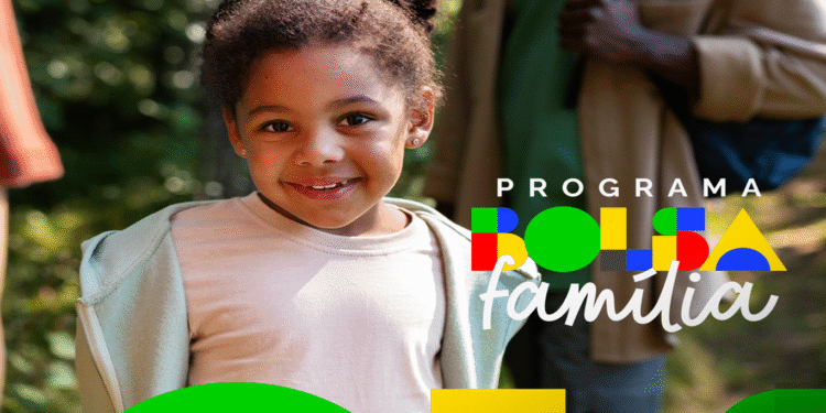 Criança sorridente ao ar livre com o logotipo do Bolsa Família, representando o anúncio da antecipação de pagamento para milhares de beneficiários.