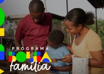 "Família cadastrando-se no Programa Bolsa Família, mostrando como o processo de inscrição pode ser realizado com a documentação necessária."
