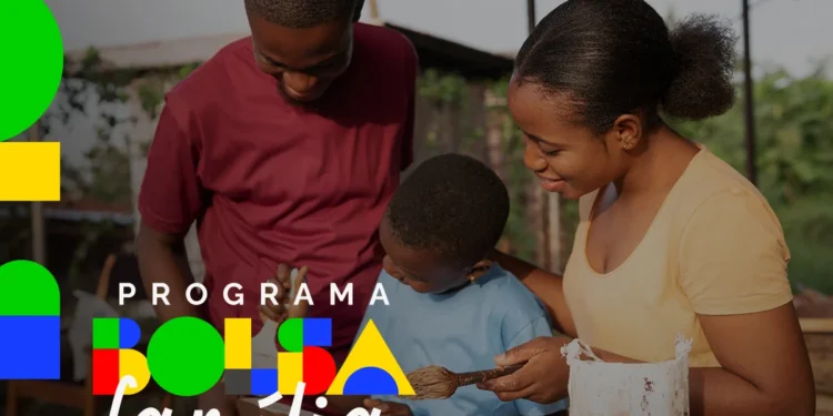 "Família cadastrando-se no Programa Bolsa Família, mostrando como o processo de inscrição pode ser realizado com a documentação necessária."