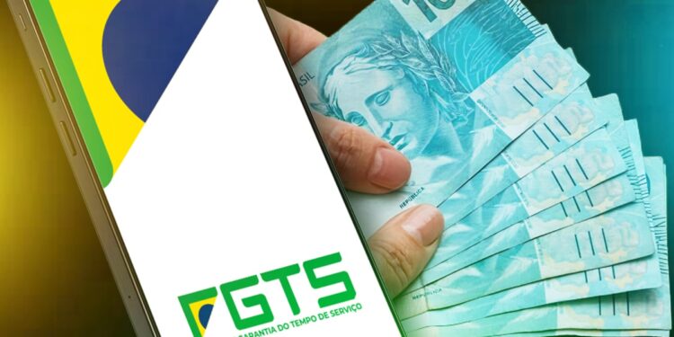 Imagem mostrando um celular com a logo do FGTS e uma pessoa segurando notas de R$ 100.