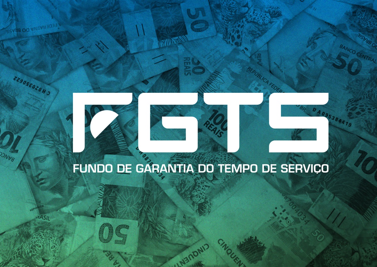 Logo do FGTS sobre uma pilha de notas de R$ 100, R$ 50 e R$ 10.