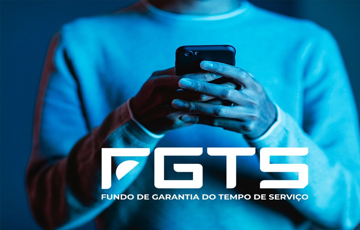 Pessoa usando o celular para consultar valores do antigo Fundo PIS/Pasep no aplicativo do FGTS