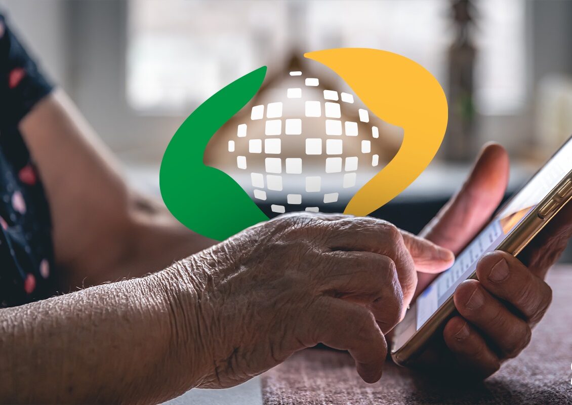 Pessoa idosa usando smartphone com o logo do INSS ao fundo, ilustrando a acessibilidade aos serviços digitais do INSS.