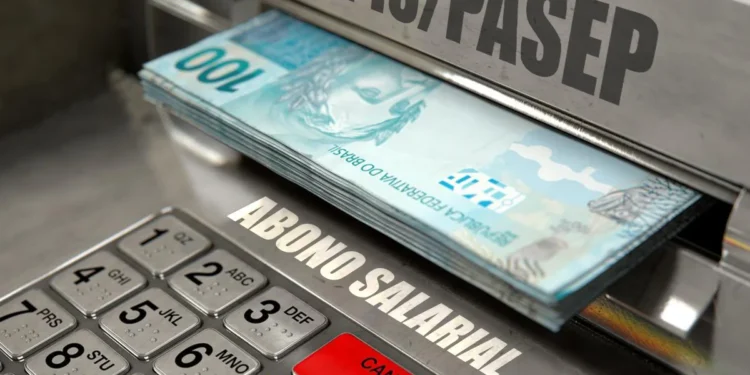 "Notas de R$100 saindo de um caixa eletrônico com a etiqueta PIS/PASEP."