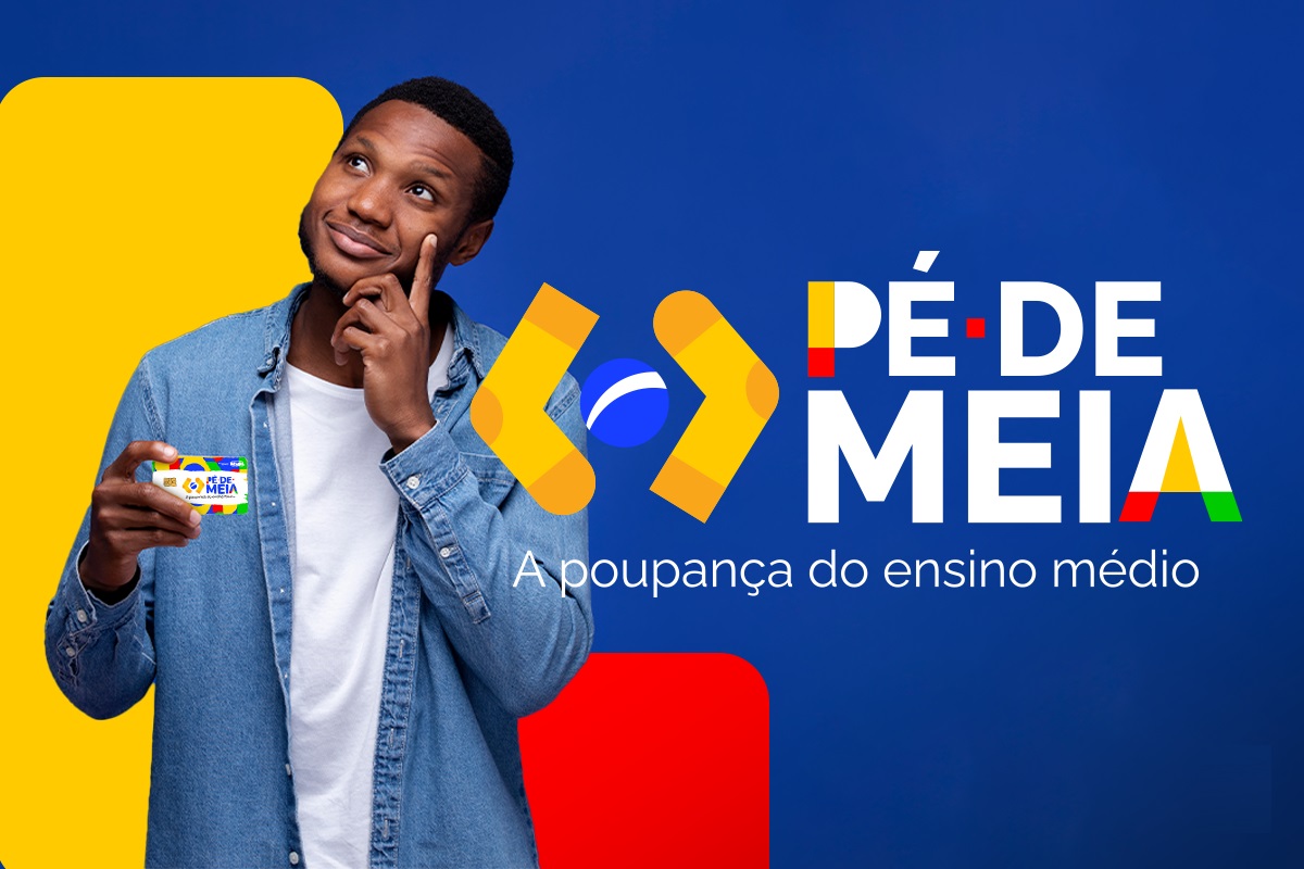 Jovem segura o cartão do programa Pé-de-Meia e olha pensativo, com fundo azul 