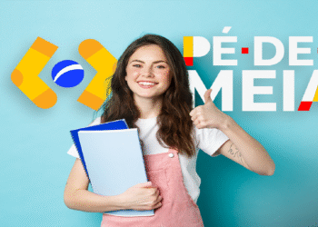 Jovem estudante segurando cadernos e fazendo sinal de positivo ao lado do logo do programa Pé de Meia.