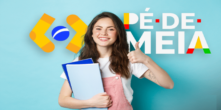Jovem estudante segurando cadernos e fazendo sinal de positivo ao lado do logo do programa Pé de Meia.