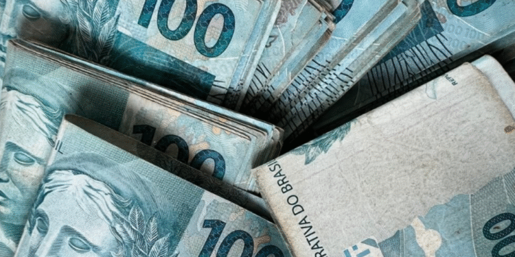 Notas de 100 reais representando a importância da documentação adequada na solicitação de empréstimos.