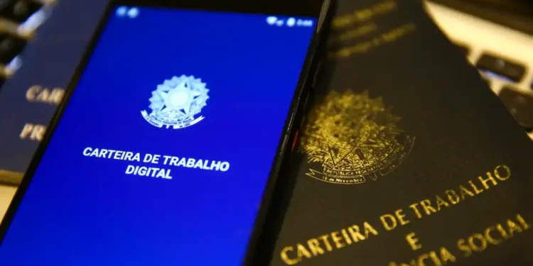 Aplicativo da Carteira de Trabalho Digital exibido em smartphone, com carteira física ao lado.