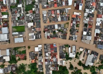 Vista aérea de bairro alagado após enchente em área urbana