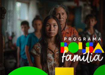 Imagem de uma família com diferentes faixas etárias, representando a diversidade dos beneficiários do Bolsa Família, com o texto 'Programa Bolsa Família' em destaque, informando sobre a ferramenta 'Conteste Aqui'.