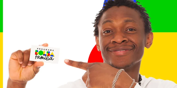 Homem sorrindo e segurando o cartão do programa Bolsa Família, com fundo colorido e logo visível.