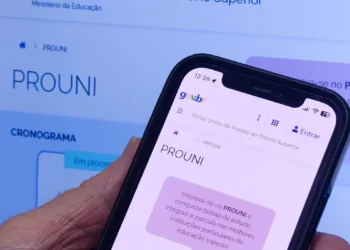 Tela do celular exibindo o site do Prouni com informações sobre bolsas de estudo