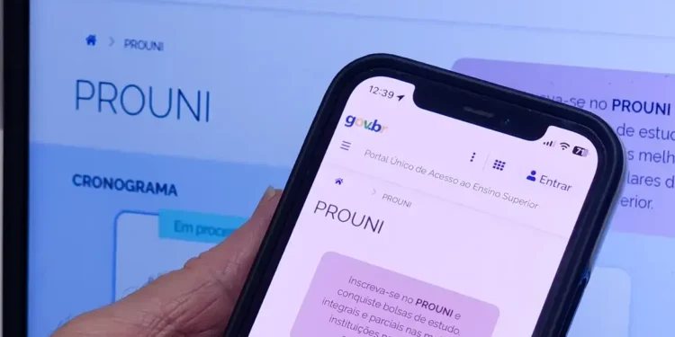 Tela do celular exibindo o site do Prouni com informações sobre bolsas de estudo