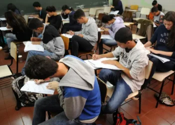 Estudantes fazendo prova, representando o incentivo do programa Pé-de-Meia para quem comparece aos dois dias de exame