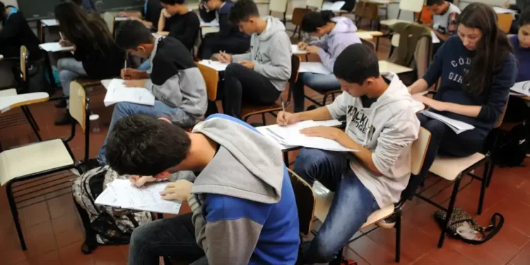 Estudantes fazendo prova, representando o incentivo do programa Pé-de-Meia para quem comparece aos dois dias de exame