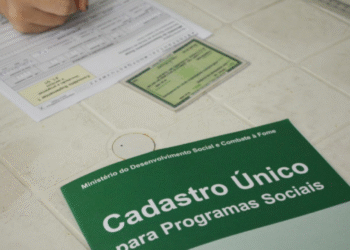 Imagem de uma pessoa preenchendo um formulário do Cadastro Único para Programas Sociais com um Cartão do Cadastro Único em cima da mesa. A ação está relacionada ao mutirão de atualização que ocorre até a próxima sexta-feira (27).