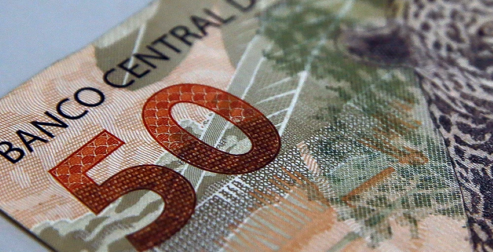 Nota de 50 reais com destaque para o Banco Central do Brasil, ilustrando consulta de saldo do Pis/Pasep online.