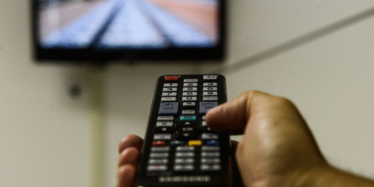 Kit TV Digital com antena parabólica, disponível para beneficiários do CadÚnico