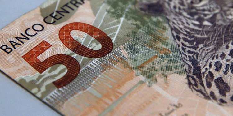 Imagem de uma nota de 50 reais, representando a importância do crédito pessoal e os direitos e deveres do consumidor em relação a ele.