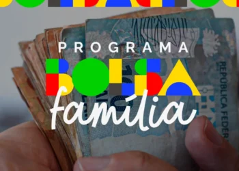 Mãos segurando cédulas de dinheiro, ilustrando o programa Bolsa Família e suas atualizações para 2025.