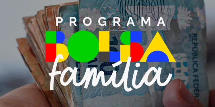 Mãos segurando cédulas de dinheiro, ilustrando o programa Bolsa Família e suas atualizações para 2025.