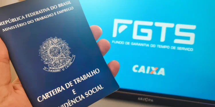 Carteira de Trabalho brasileira em frente a uma tela com o logo do FGTS, representando o saque emergencial.