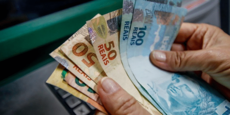 Notas de dinheiro representando a simulação de um empréstimo online.