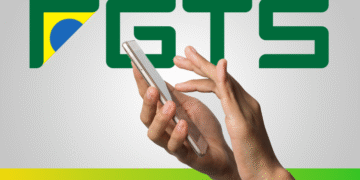 Pessoa utilizando um smartphone para consultar informações sobre o Saque-Aniversário do FGTS, com o logo do FGTS ao fundo, destacando o mês de junho.