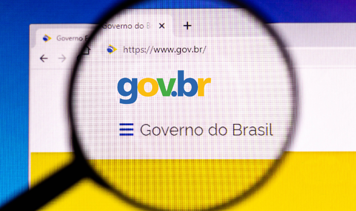 Imagem do site gov.br com uma lupa em destaque, representando a nova ferramenta 'Conteste Aqui' para corrigir erros no Bolsa Família.