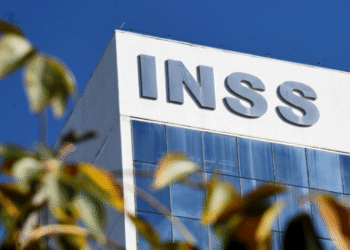 Imagem do prédio do INSS com foco nas letras em destaque, ilustrando o tema sobre reembolso de descontos indevidos.