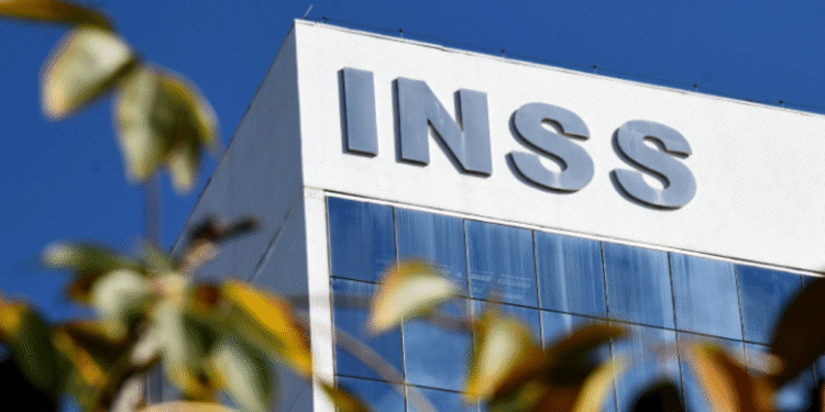 Imagem do prédio do INSS com foco nas letras em destaque, ilustrando o tema sobre reembolso de descontos indevidos.