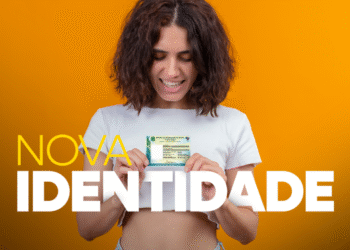 Pessoa segurando sua nova carteira de identidade brasileira com um sorriso, com fundo amarelo vibrante.