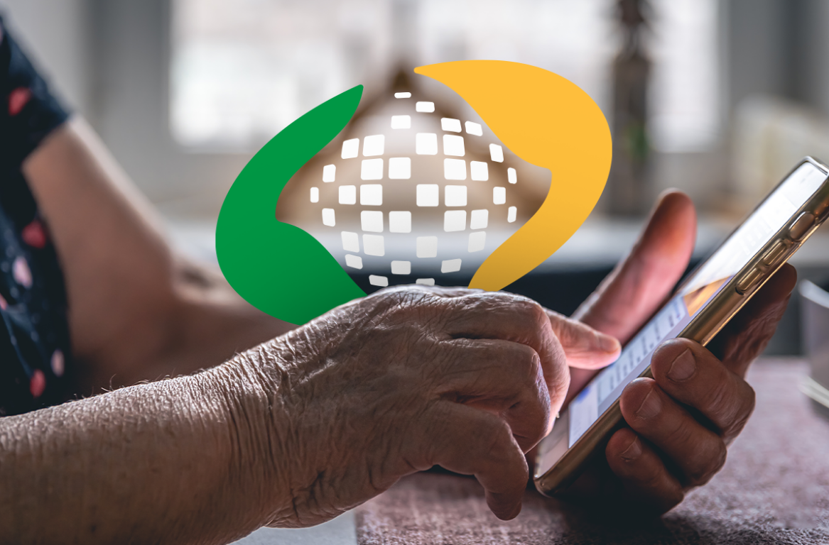 Mão de aposentado usando celular, com logo do INSS ao fundo, informando sobre o pagamento quinzenal para aposentados e pensionistas.