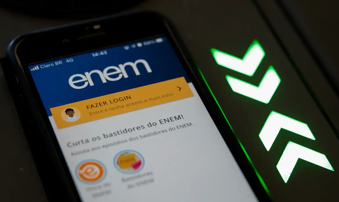 Tela de celular com acesso à página do participante do Enem no site oficial.