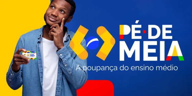 Jovem segurando cartão do benefício Pé-de-Meia, pensando sobre como solicitar o benefício.