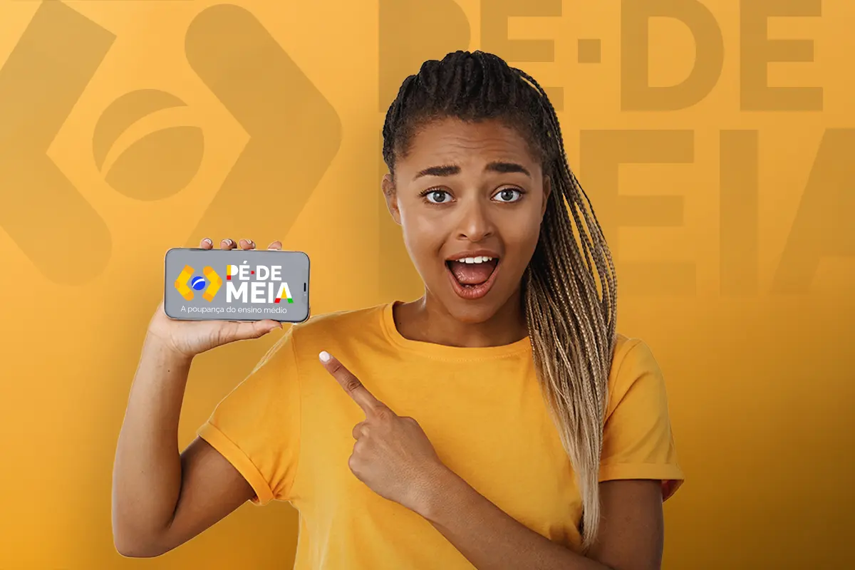 Pessoa sorrindo enquanto segura um celular com o logo do programa Pé-de-Meia na tela.