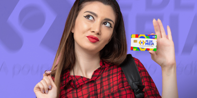 Mulher sorrindo e segurando o cartão do Pé-de-Meia, em fundo colorido, representando um possível problema no pagamento do serviço.