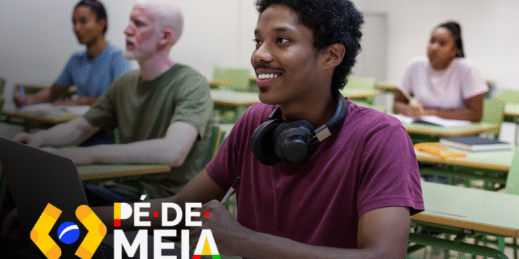 Estudantes em sala de aula com foco em jovem sorrindo. Logo do programa Pé-de-Meia 2025 visível, representando a poupança do ensino médio.